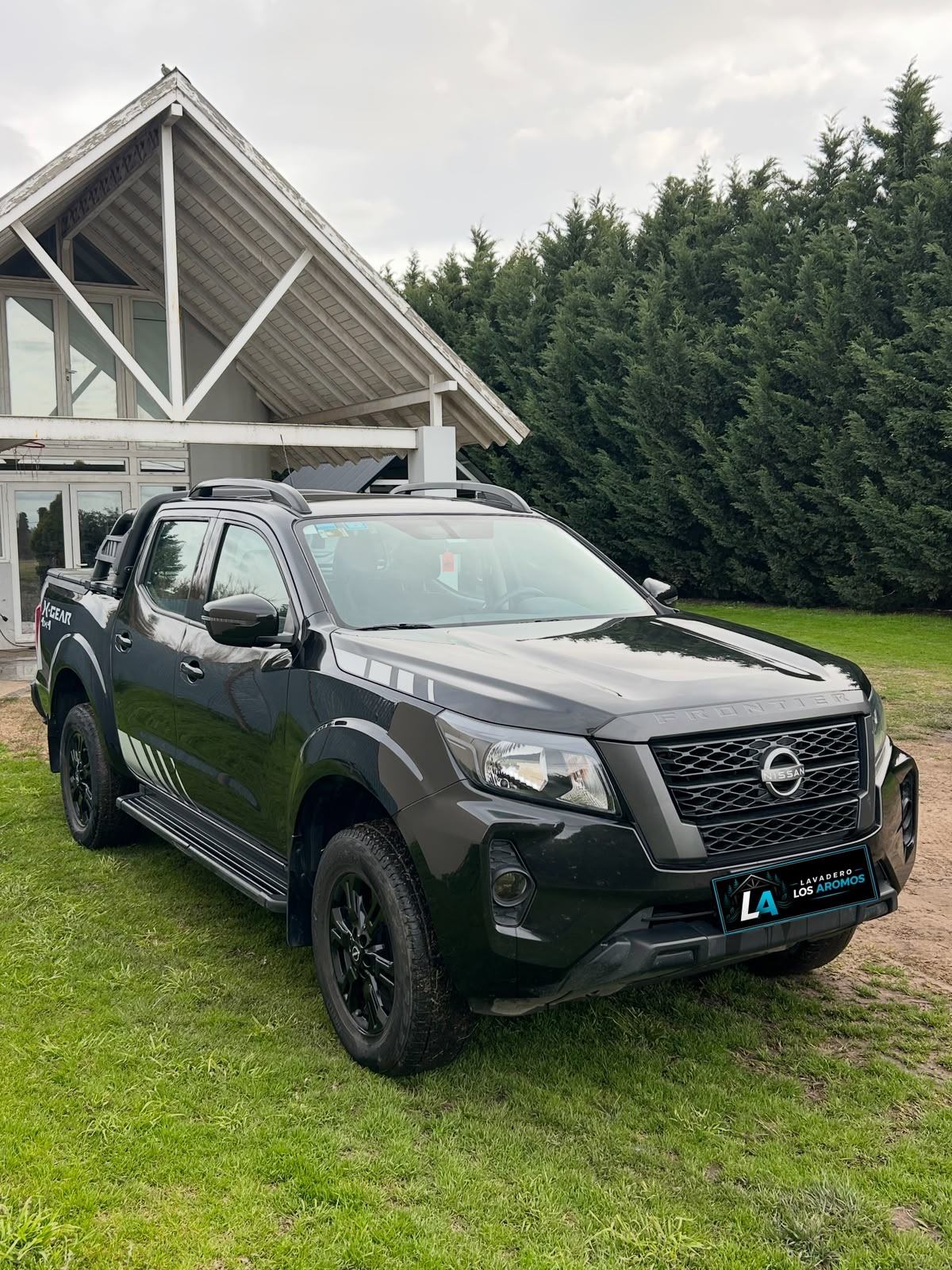 Camioneta Nissan Frontier recién lavada, servicio Los Aromos